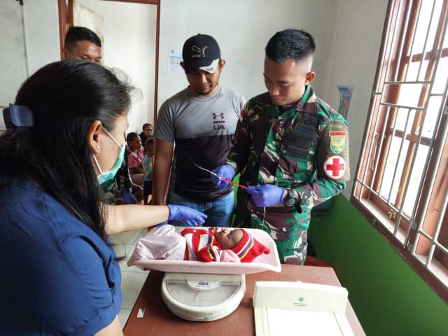 Cegah Stunting, Satgas Yonif Raider 142/KJ Lakukan Pemeriksaan Kesehatan Anak Papua