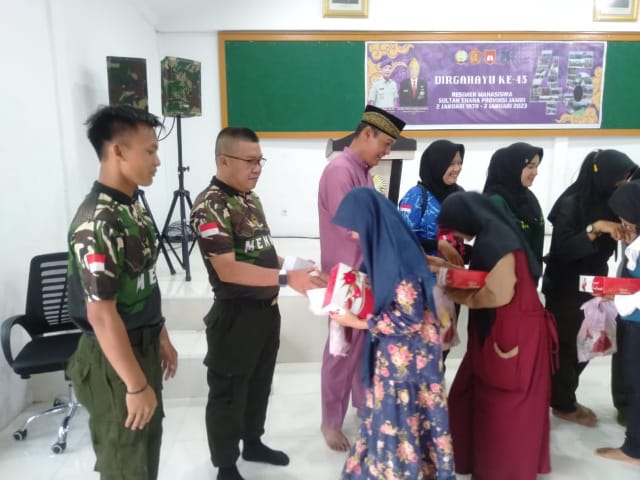 
Danmenwa Sultan Thaha Jambi Hidayat Badar didampingi Ketua DPK IARMI Tanjab Barat Jamal Darmawan Sie bersama Menwa Sultan Thaha Jambi saat memberikan santunan kepada Anak - Anak Panti Asuhan di Aula Kodim 0419/Tanjab, Senin (2/1/23). FOTO : Bas/LT