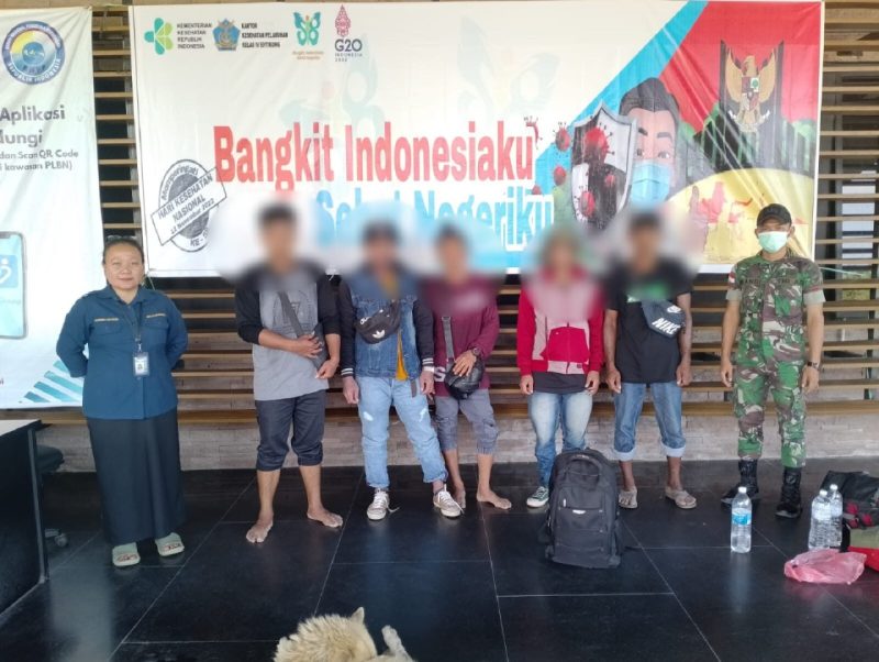 Satgas Pamtas Yonif 645/Gty Amankan 5 Orang PMI Non Prosedural di Perbatasan