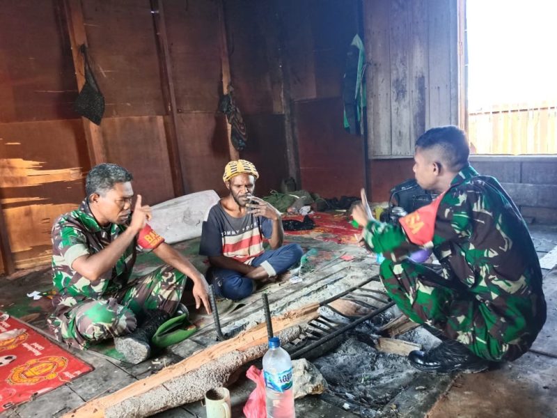 Jalin Silaturahmi dan Keakraban, Babinsa Koramil Tigi Rutin Lakukan Komsos