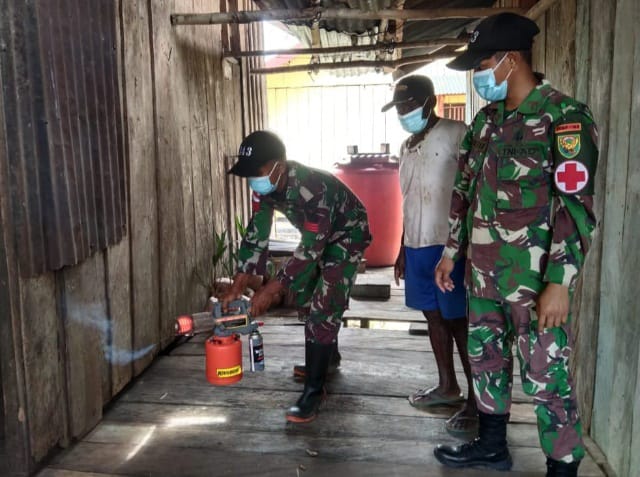 Basmi Malaria, Satgas Yonif 143/TWEJ Lakukan Fogging Di Kampung Yabanda