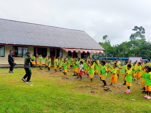 Usai Liburan Sekolah, Satgas Yonif R 142/KJ Senam Bersama Siswa Sekolah Dasar Distrik Elelim