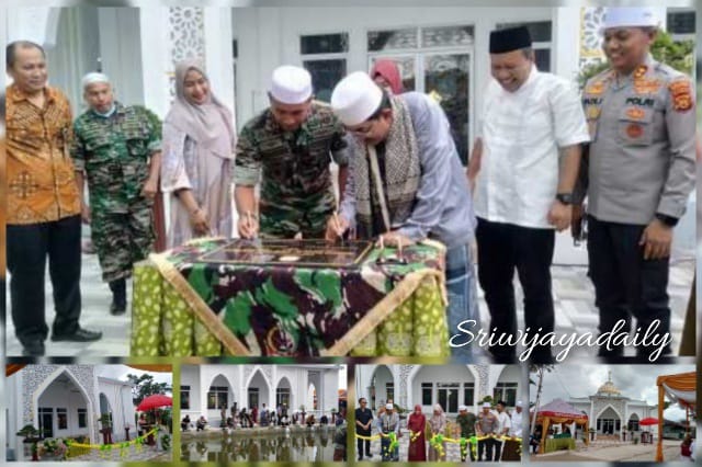 Penandatangan prasasti Masjid As Syarif oleh Bupati Tanjab Barat Anwar Sadat dan Dandim 0419/Tanjab, Letkol Kav Muslim Rahim Tompo