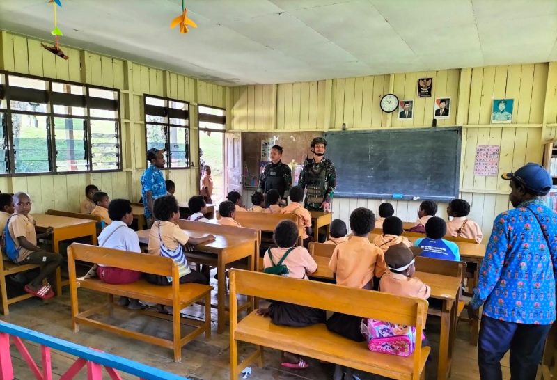Kunjungan Perdana Satgas Yonif Raider 142/Kj Hadirkan Senyum Keceriaan Siswa SD Inpres di Papua Pegunungan