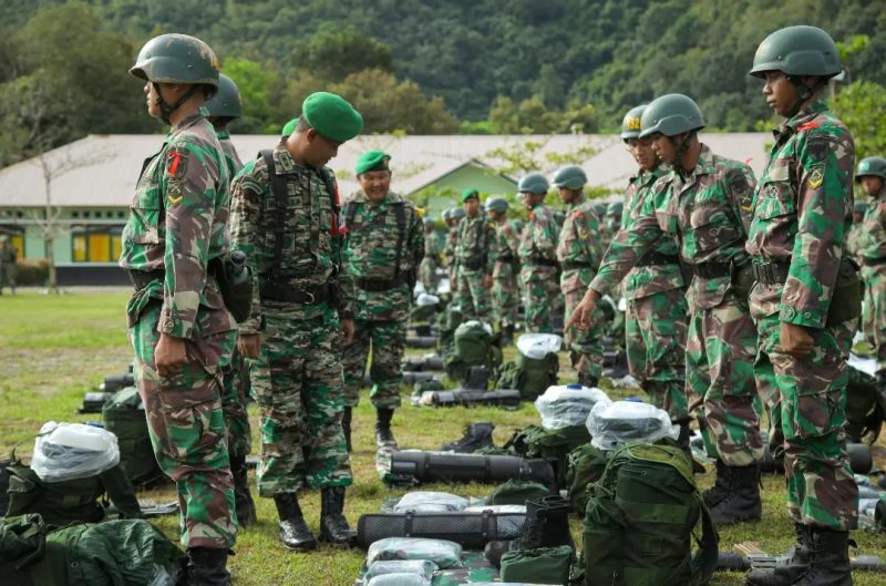 Dansecaba Rindam Iskandar Muda Letkol Inf Andre Sagita Putra saat mengecek kesiapan siswa Dikmaba