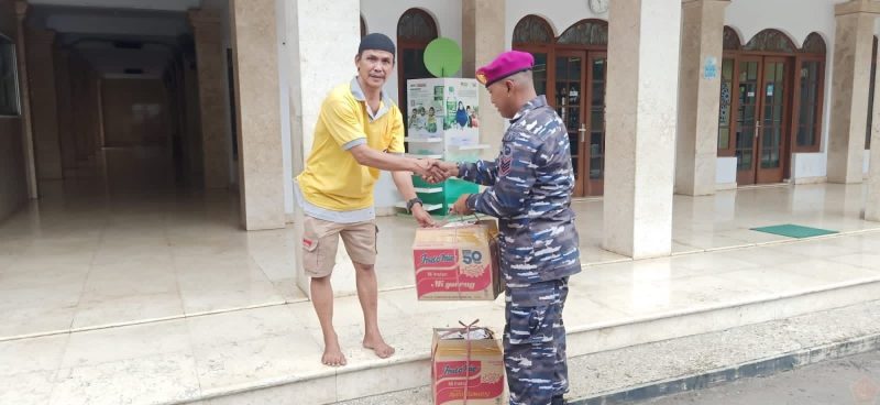 Jumat Berkah Prajurit Yonif 4 Marinir Berbagi Kepada Masyarakat
