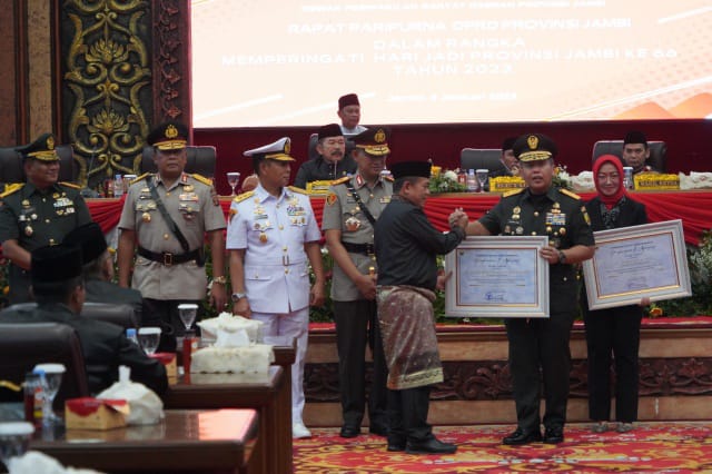Hadiri HUT Jambi, Pangdam II/Sriwijaya Terima Penghargaan