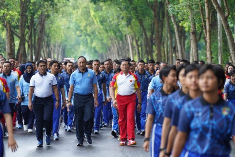Panglima TNI Olahraga Bersama Taruna AAU
