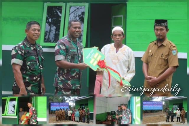 Dandim 0420/Sarko Serahkan Kunci Bedah Rumah di Desa Mekarsari/ FOTO : Dok. Istimewa