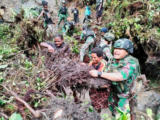 Aksi Cepat Tanggap Satgas Yonif Raider 321/GT Bersihkan Akses Jalan Akibat Longsor