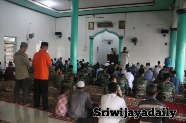 Lebih Dekat Dengan Warga, Prajurit Ksatria Sungai Musi Lakukan Safari Sholat Jumat