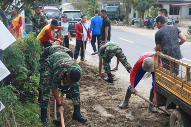 Bantu Kesulitan Rakyat, Prajurit Yonif 147 Gelar Karya Bhakti
