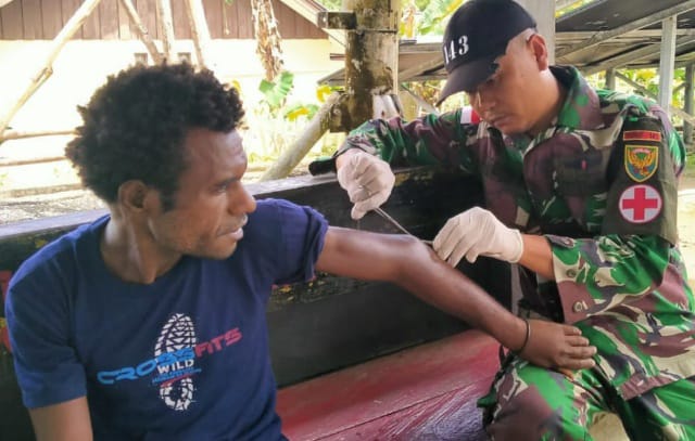 Warga Terluka, Satgas Yonif 143 Turun Beri Pertolongan