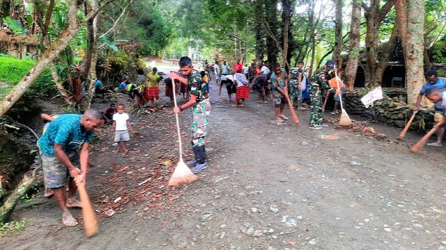 Permudah Akses Ibadah, Satgas Yonif R 142/KJ Bersama Jemaat Gereja Gelar Karya Bakti
