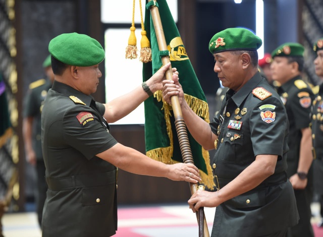 Kasad Jenderal TNI Dr. Dudung Abdurachman saat memimpin Sertijab enam Jabatan Strategis di lingkungan TNI AD di Mabesad, Jakarta, Senin (30/1/2023). (Foto : dok. Istimewa)