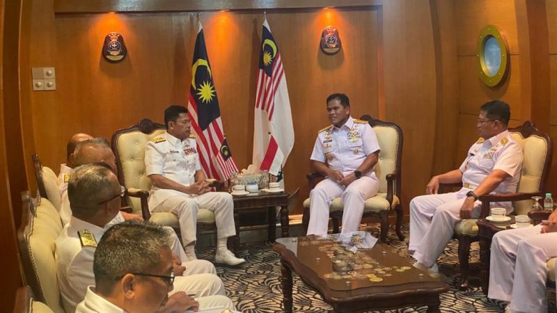 Kasal Laksamana TNI Muhammad Ali melaksanakan kunjungan kehormatan kepada Panglima Angkatan Tentera Malaysia, Jenderal Tan Sri Effendi Buang TUDM dan Panglima Tentera Laut Malaysia Laksamana Datuk Abdul Rahman Bin Ayob dalam rangkaian kegiatan Introductory visit di Wisma Pertahanan, Kuala Lumpur, Malaysia. Jum’at (17/02)./ FOTO : Istimewa