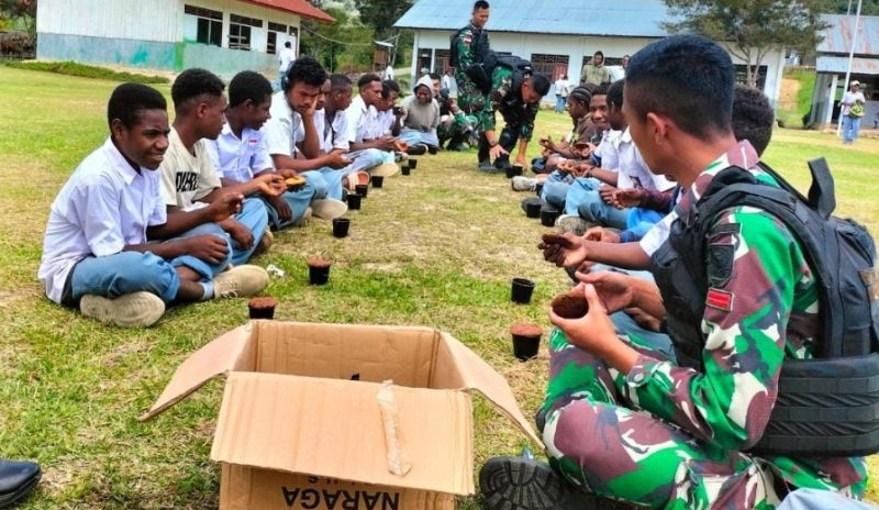Demi Generasi Muda Papua, Satgas Yonif Raider 142/KJ Ajak Siswa Sekolah Minum Susu