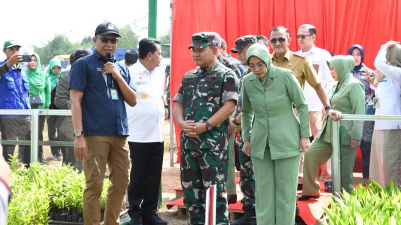 Kasad Jenderal TNI Dr. Dudung Abdurachman didampingi Ketum Persit KCK saat mendengarkan penjelasan dari Kepala BPDAS Musi Dr. Sulthani Aziz, M.Sc tentang Kebun Bibit Rakyat (KBR) yang ada di Desa Agrowisata Tekno 44. FOTO : Dok. Sitrerrem044gapo