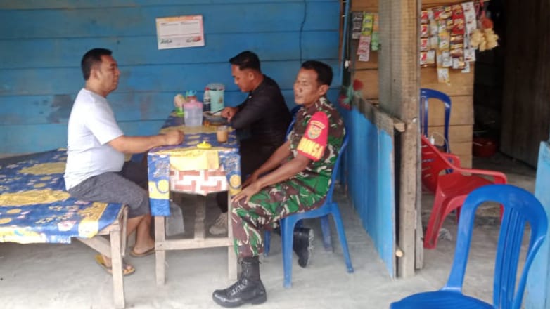 Di Warung Kopi Babinsa Gunakan Kesempatan Berkomunikasi Dengan Warganya/ FOTO : Dok.rmlsbp