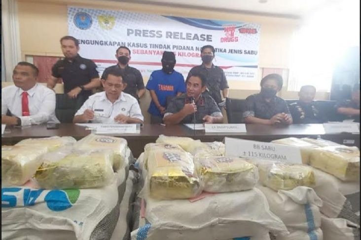 BNN Provinsi Sumsel mengungkap, jika barang bukti narkotika jenis sabu sebanyak 115 kilogram (kg) yang disita saat penangkapan Nurhasan di kawasan Talang Betutu berasal dari kawasan Asia Tenggara. Foto SINDOnews
