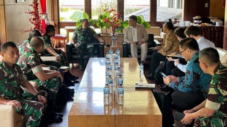 Pangkogabwilhan III Letjen TNI I Nyoman Cantiasa, SE, Tr (Han), bersama Diplomatik Selandia Baru dan 2 Staf Kementerian Luar Negeri RI, membahas perkembangan pencarian Pilot Susi Air Capt Phillip Mark Mehrtens di Timika, Papua Tengah. (Foto: Pendam XVII/ Cenderawasih)