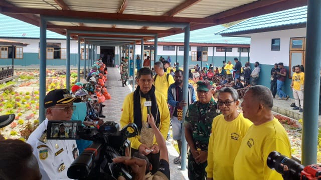 Pangdam XVII/Cenderawasih dan Ketua Umum PPAD Meninjau Kegiatan Baksos dan Operasi Katarak Di Kabupaten Puncak Jaya/ FOTO : dok. Pendam Cenderawasih