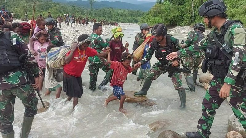 Tim Gabungan TNI Polri dari Pos Quari Atas Satuan Organik Yonif R 514/SY kembali berhasil mengevakuasi masyarakat Paro / FOTO : Dok. Pendam Cenderawasih
