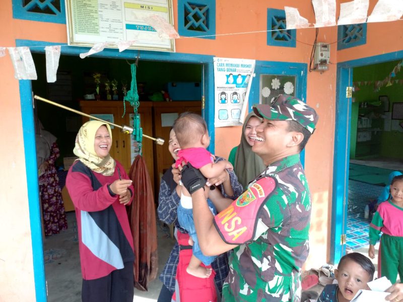 Cegah Stunting, Babinsa Koramil 03/MT dan Petugas Kesehatan Puskesmas Durian Luncuk Kawal Kesehatan Balita/ FOTO : Dok. sinteldimjbi