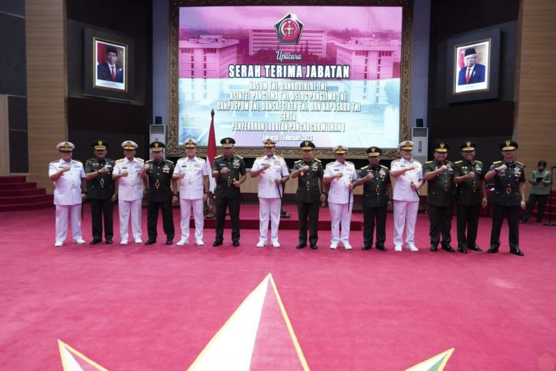 Panglima TNI Laksamana TNI Yudo Margono, S.E., M.M. memimpin upacara Serah Terima Jabatan (Sertijab) tujuh jabatan strategis yang berlangsung di Mabes TNI, Cilangkap, Jakarta Timur, Rabu (1/2/2023)./ FOTO : dok. Puspen TNI