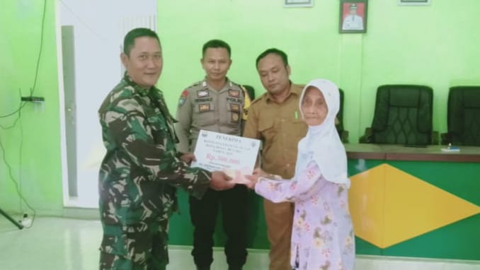 Babinsa Koramil 415-05/Sengeti Pelda M. Arofik melaksanakan pendampingan penyaluran dana Bantuan Langsung Tunai Dana Desa (BLT-DD) tahun anggaran 2023 Kepada Warga Desa Garunggung Kecamatan Sakernan, Kabupaten Muarojambi, Selasa (14/2/2023)./ FOTO : Dok.sinteldimjbi