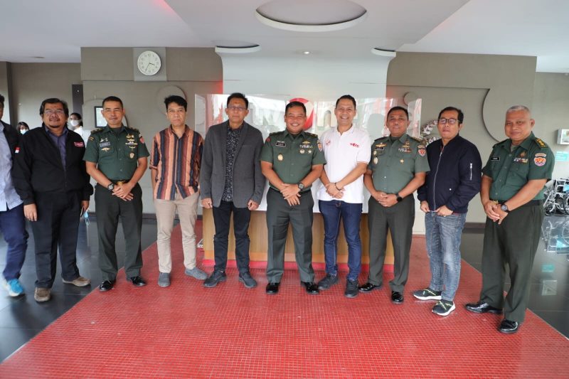 Kadispenad berkunjung ke kantor Redaksi Stasiun televisi TV One, yang diterima oleh Wakil Pimpinan Redaksi TV One Totok Suryanto beserta staf redaksi TV One di Jakarta, Rabu (1/2/2023)./ FOTO : Dok. Dispenad