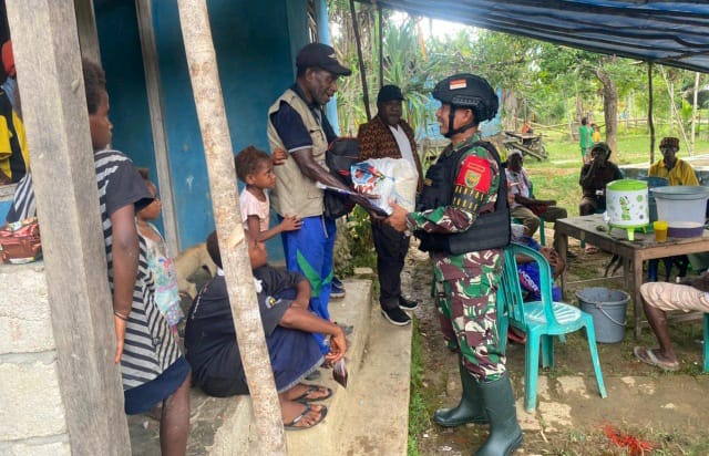 Jalin Kekeluargaan, Satgas Yonif 143/TWEJ Sambangi Warga Yang Berduka (Pendam II/Sriwijaya)