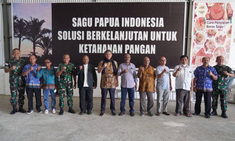 Dampingi Ketua Umum PPAD Ke Pabrik Sagu, Pangdam XVII/Cenderawasih : Atasi Kesulitan Masyarakat Dengan Kebersamaan Kolaborasi/ FOTO ; Dok. Pendam XVII/Cen