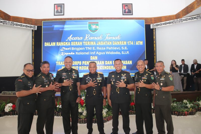 Pimpin Sertijab Dan Tradisi Korps Pejabat Kodam, Pangdam XVII/Cenderawasih : Jangan Ragu-Ragu, Lakukan Yang Terbaik, Pasti Ada Jalan/ FOTO : Dok. Pendam XVII/Cen