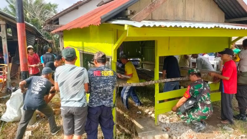 Kompak, Babinsa Koramil 04/Muarabulian Bersama Warga Gotong Royong Pindahkan Pos Kamling/ FOTO : Dok. dimjbi