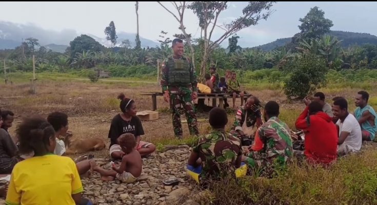 Koramil Oksibil Temui Masyarakat Dalam Upaya Pencarian Korban Hanyut Di Sungai Digoel