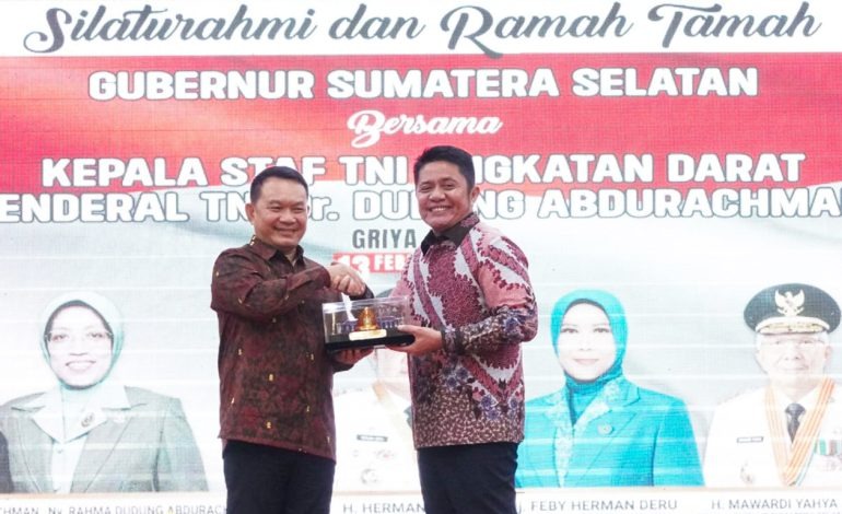 Kasad Jenderal TNI Dr. Dudung Abdurachman (kiri) dan Gubernur Sumsel H. Herman Deru, S.H., M.M. (kanan)/ FOTO : PENREM GAPO