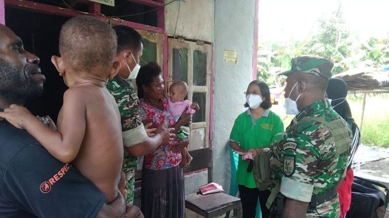 Peduli Anak Stunting Di Wilayah Binaan, Danramil Mapurujaya Kunjungi Sekaligus Beri Bantuan Sembako/ FOTO : Dok. Istimewa