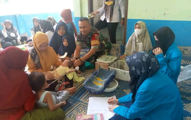 Babinsa Tanjung Johor Bersama Nakes Pantau Perkembangan Anak Stunting/ FOTO : Dok. dimjbi