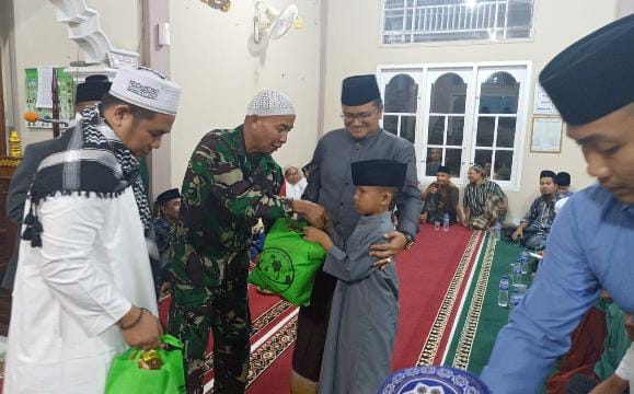 Jalin Silaturahmi, Babinsa Peltu Enedi Hadiri Peringatan Isra Miraj Di Wilayah Binaan/ FOTO : Dok. dimjbi