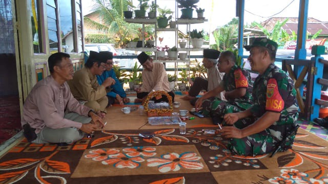 Pupuk Kebersamaan, Babinsa Lakukan Komsos Dengan Tokoh Masyarakat/ FOTO.Dok. pendimjbi