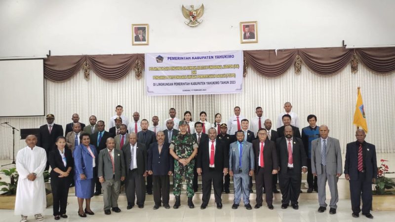 Dandim 1715/Yahukimo Letkol Inf Johanis Victorianus Tethool menghadiri pelantikan dan pengambilan sumpah Jabatan Fungsional Auditor (JFA) dan pengawas penyelenggara urusan pemerintahan daerah bertempat di Aula serbaguna kediaman Bupati Yahukimo, Distrik Dekai, Kab. Yahukimo, Papua Pegunungan, pada Jumat (17/02/23)./ FOTO : Istimewa