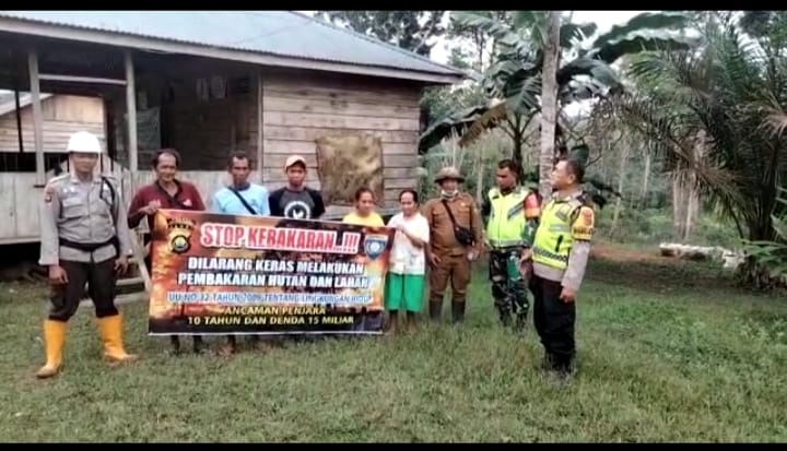 Melalui Komsos, Babinsa bersama Bhabinkamtibmas Sosialisasi Bahaya Karhutla Di Wilayah Desa Binaan/ FOTO : Dok. dimjbi