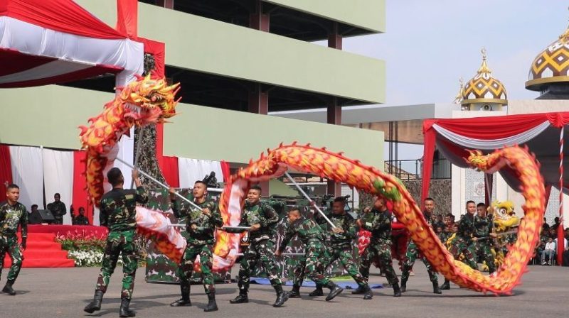Prajurit Yonif 147/KGJ Tampilkan Atraksi Barongsai Di Hadapan Kasad/ FOTO : Pendam Sriwijaya