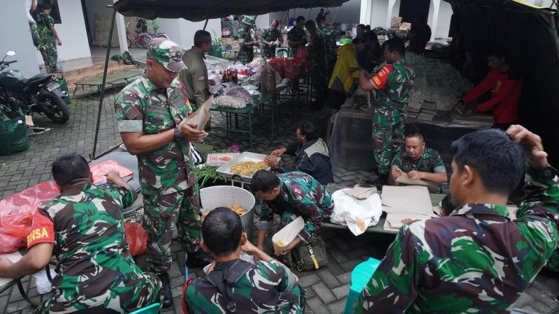 Pangdam IV/Diponegoro Bantu Warga Terdampak Banjir Di Sukoharjo/ FOTO : Istimewa