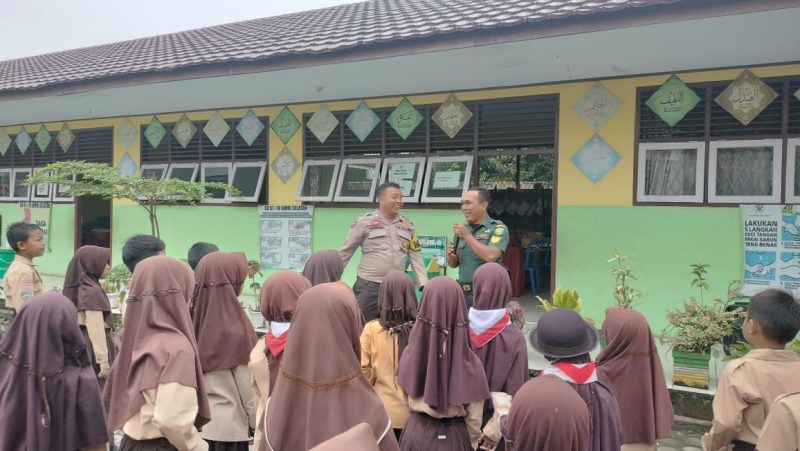 Stop Bullying, Babinsa Koramil 10/JS Bersama Bhabinkantibmas Masuk Sekolah / FOTO : Dok. dimjbi