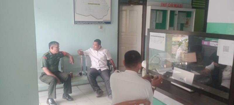 Melalui Komsos, Babinsa Koramil 09/TP Tingkatkan Sinergitas dan Kerjasama dengan Perangkat Kelurahan/ FOTO : Dok. dimjbi