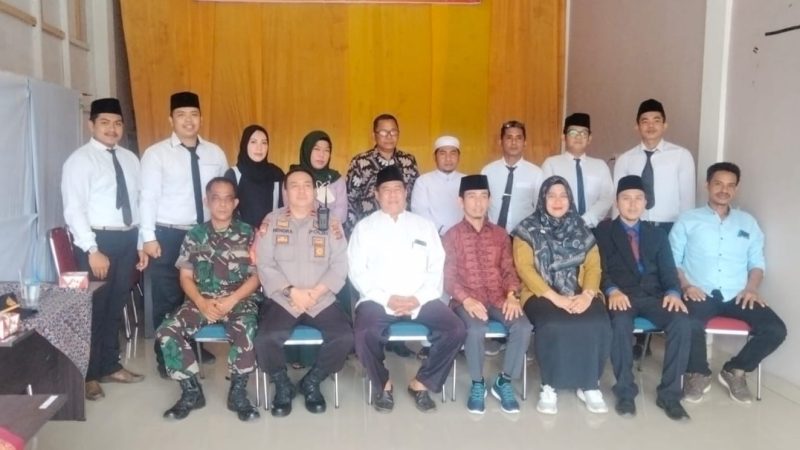 Babinsa Hadiri Pelantikan Panwaslu Kelurahan/Desa Se Kecamatan Danauteluk/ FOTO : Dok.red/**)