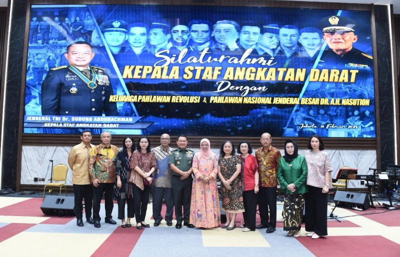 Kasad Beri Hadiah Umroh dan Ziarah Rohani Kepada Keluarga 10 Pahlawan Revolusi dan Keluarga Jenderal Besar A.H Nasution/ DISPENAD