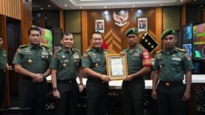 Kepala Staf Angkatan Darat (Kasad) Jenderal TNI Dr. Dudung Abdurachman serahkan penghargaan kepada Babinsa Koramil 02 Sumpiuh Kodim 0710/Banyumas Serda Gunawan di Ruang Kerja Kasad, Kamis (16/2/2023),/ FOTO : DISPENAD